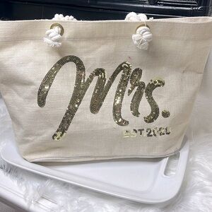 GOLD SEQUINED “MRS” EST. 2020 JUTE TOTE/BEACH BAG SHOPPER TOTE NWT